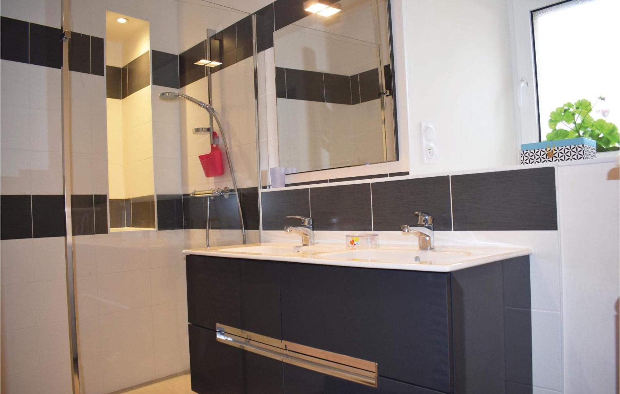 Gorgeous Home In Saint Alban With Kitchen Екстериор снимка